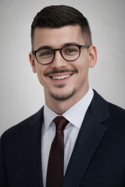 Datei:Anon Kniel 2025 C-1.jpg